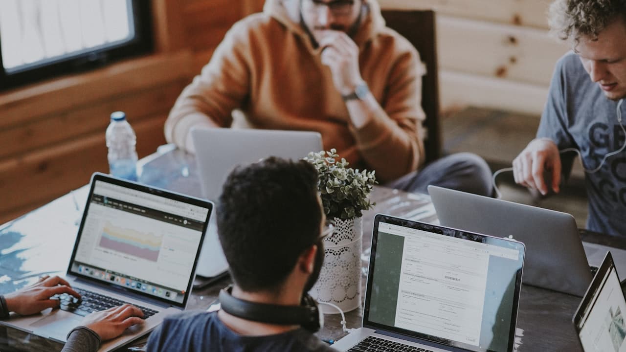 Kademe English ekibi profesyonel çalışma ortamı